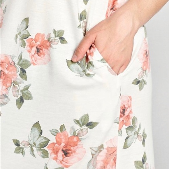 Plus Size Maxi Floral Dress - Picture 5 of 8